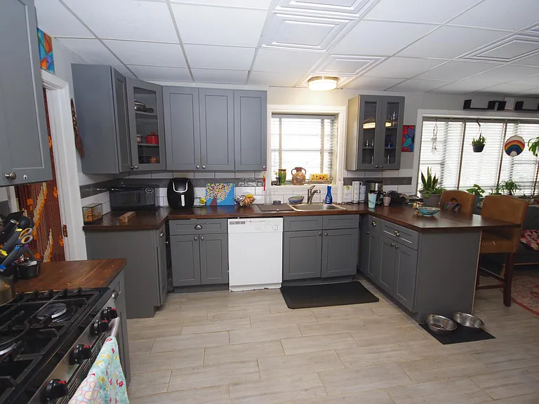 1272 Woodland Ave NE #3 — Photo 4