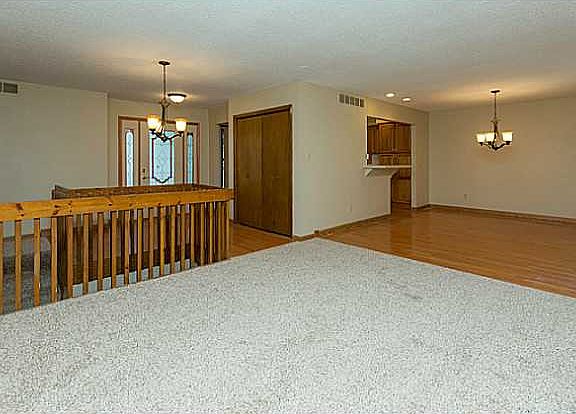 3rd image of 915 Robin Glen Dr
