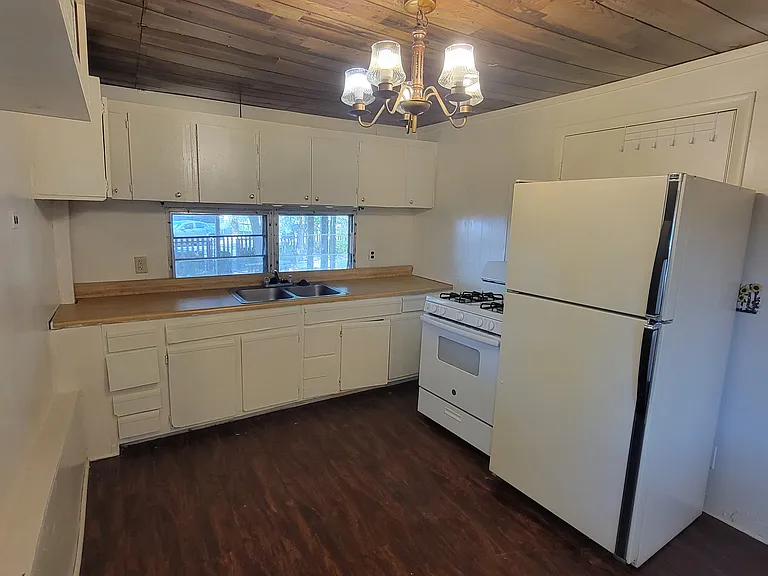 404 S Foote Ave — Photo 2