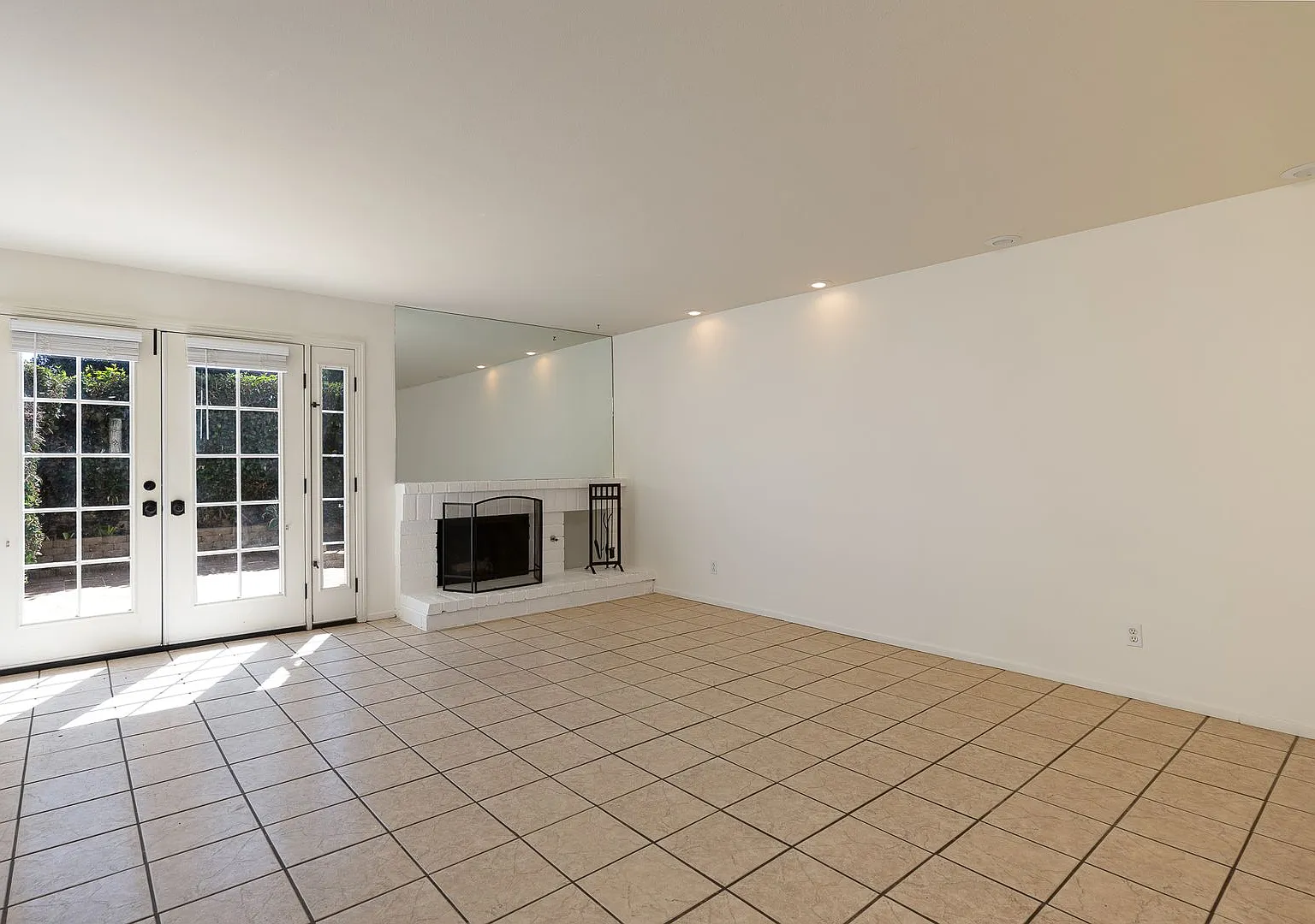 3 Bedroom + 2.5 Bathroom Townhome | County Square Villas | Ventura | Unfurnished — Photo 4