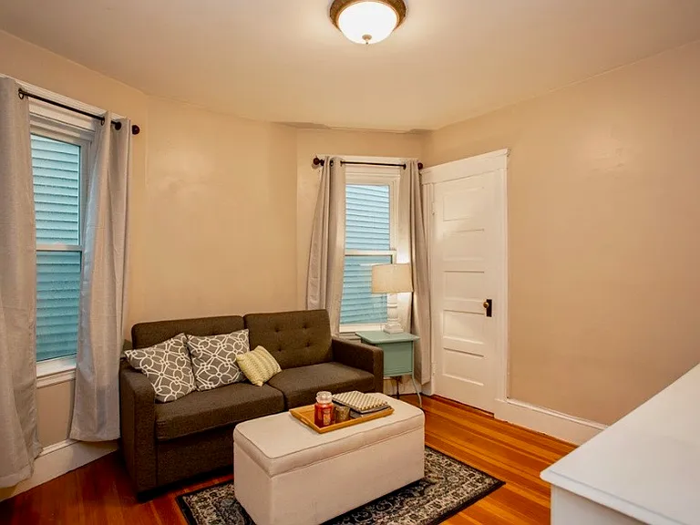 19 Hallam St #2 — Photo 8