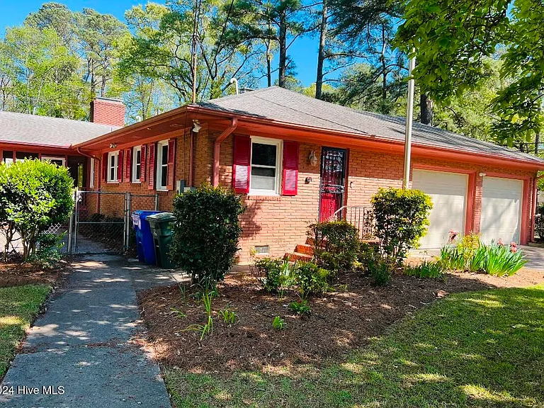 1811 Rosewood Dr — Photo 3