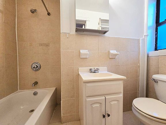 4th image of 598 Pacific St #1F