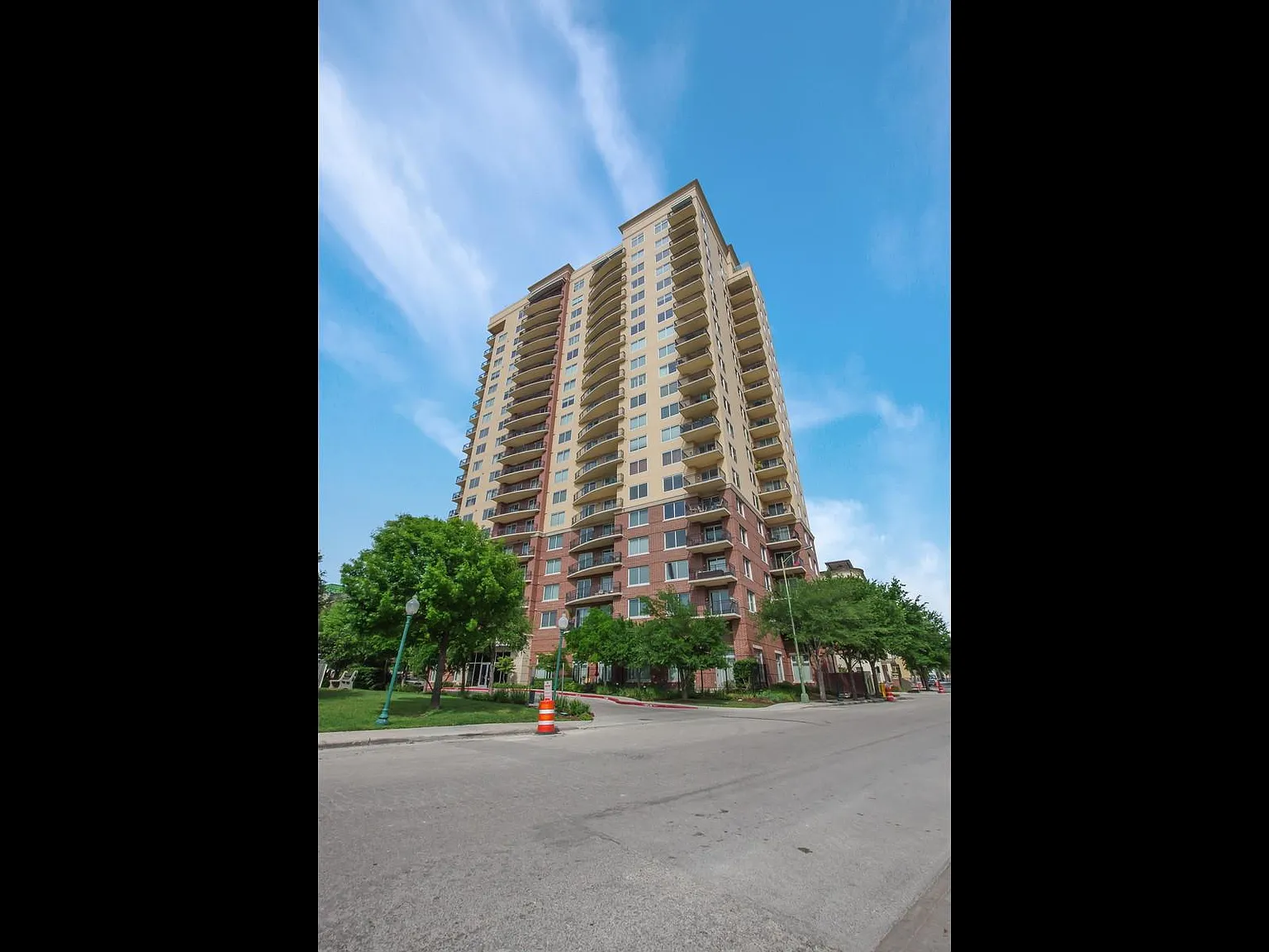 215 N Center St — Photo 1