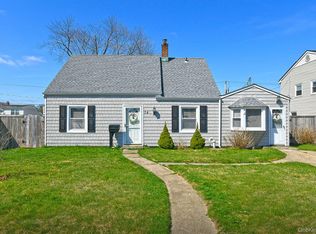 74 Rope Ln, Levittown, NY 11756