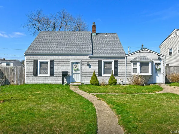 74 Rope Lane, Levittown, NY 11756