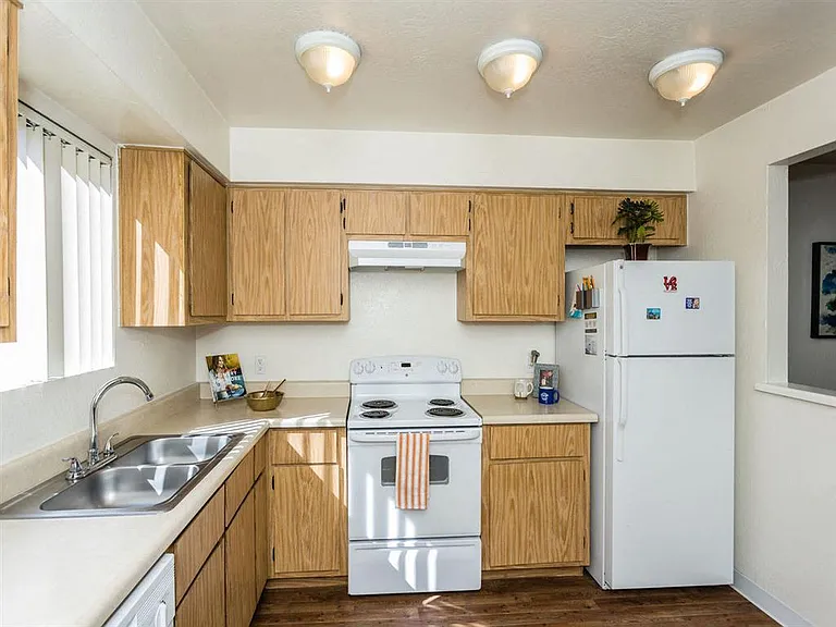 University Square Apartments — Photo 12