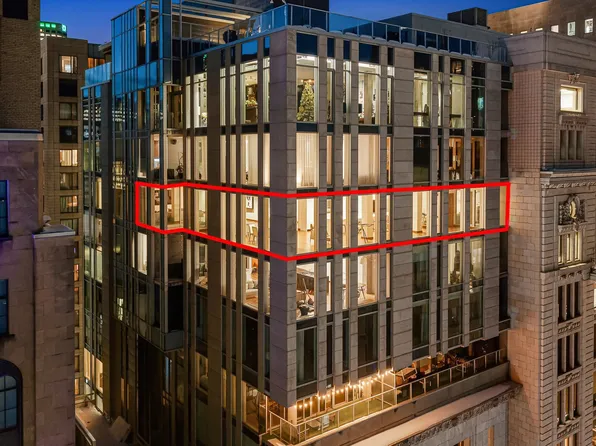 221 Rue St #1401, Montreal, QC H2Y 1M6