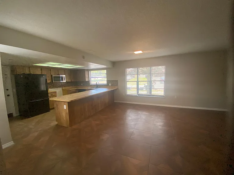 Large kitchen
with lots of counter space overlooking the family room