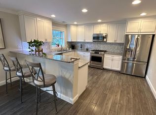 17 Riverside Dr, Clinton, NJ 08809