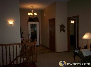 231 Sandahlwood Cir, Cedar Falls, IA 50613