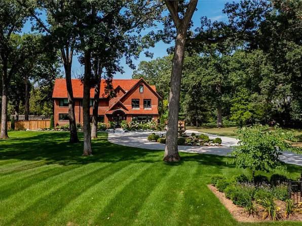 28 Foster Dr, Des Moines, IA 50312