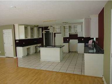 5th image of 798 White Oak Dr