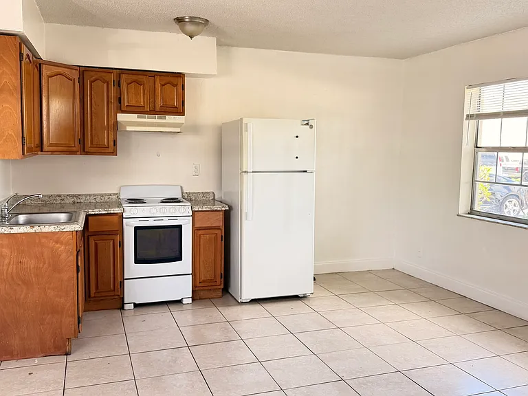 640 SW 9th Ct #7 — Photo 12