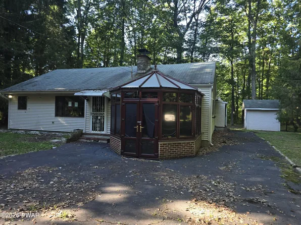 128 E Oak Ln, Greentown, PA 18426