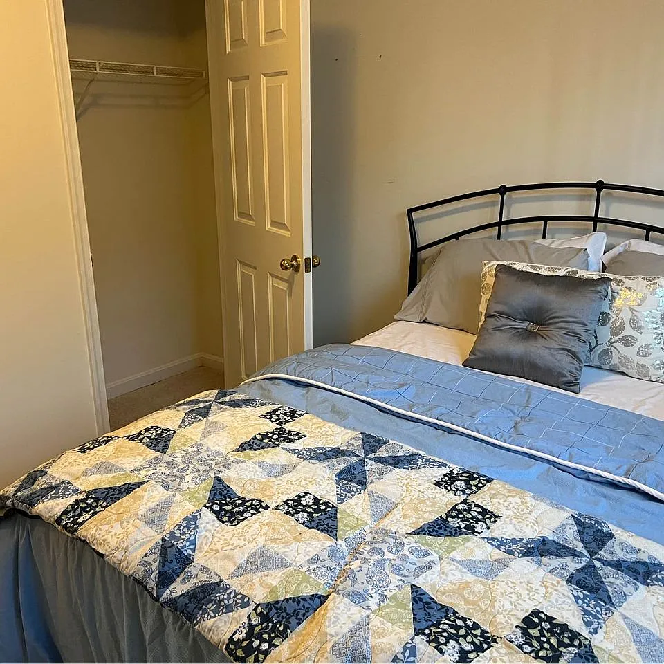 3 bed, 2533 sqft, $1,075 — Photo 2