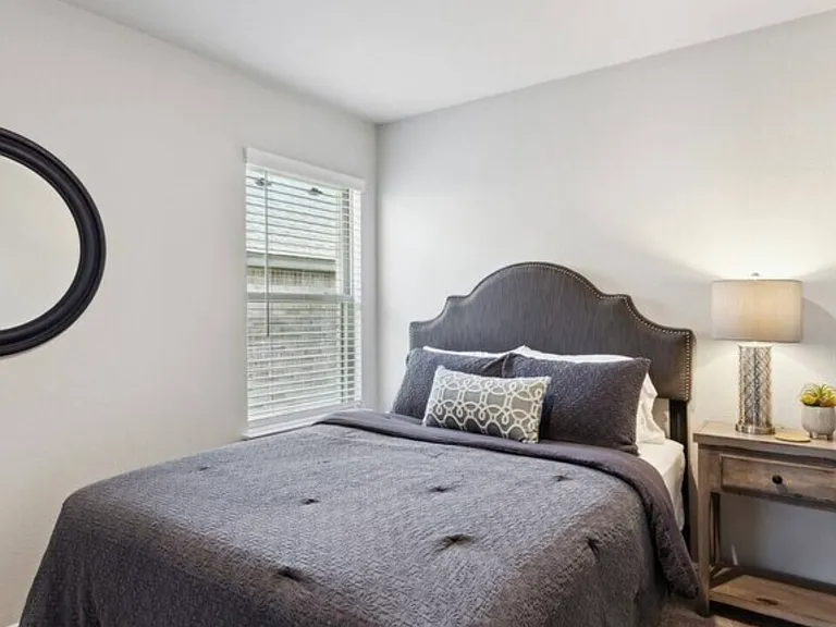 425 Waterman Ave — Photo 7