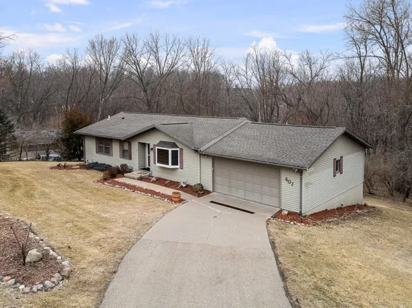 607 Reynolds St, Le Claire, IA 52753