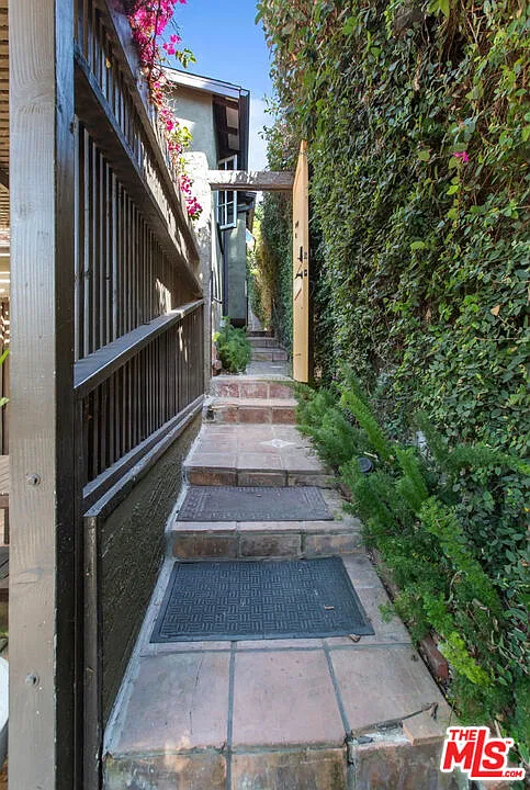 2 bed, 2.0 bath, 1060 sqft, $5,900 — Photo 3
