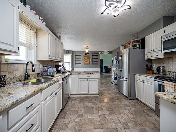 5th image of 226 Summertrace Rd