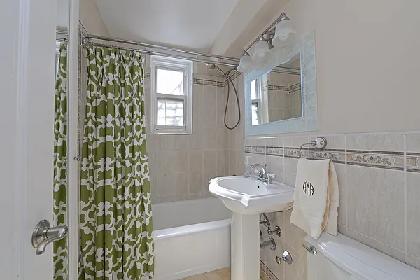 Sold by Re/Max In The City | media 15