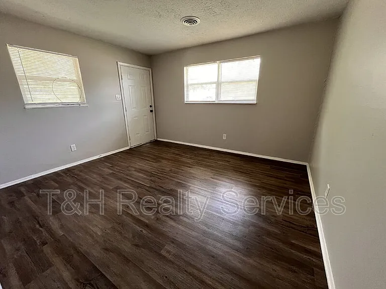 2601 E Bradbury Ave — Photo 4