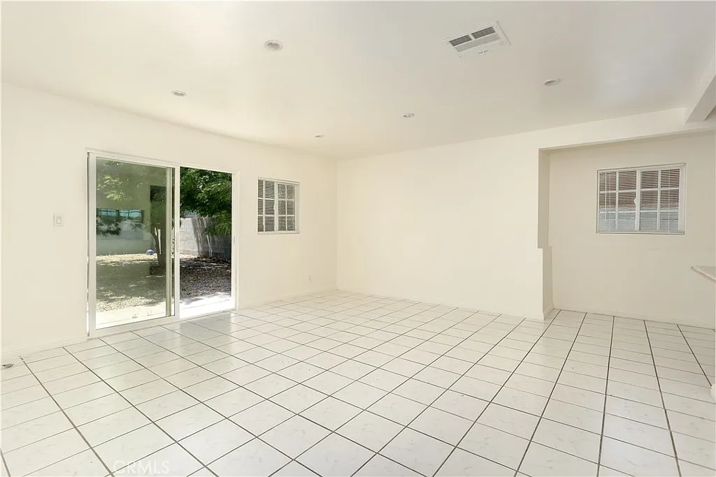 3 bed, 974 sqft, $2,650 — Photo 3