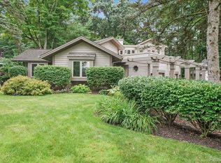 5966 Winans Dr, Brighton, MI 48116