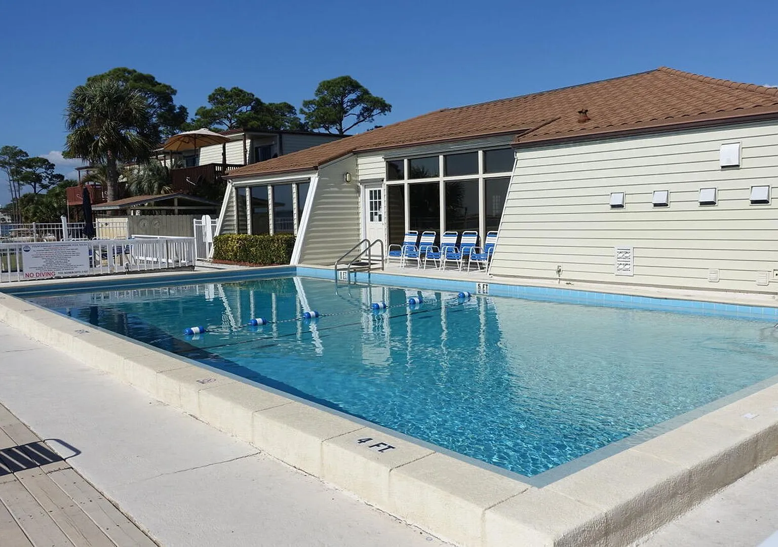 Beautifully remodeled 2 bedroom condo at waterfront complex w/ pool & dock + w/s/g included in th... — Photo 4