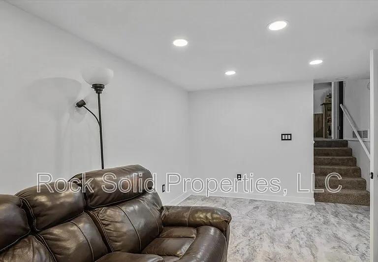 1039 Melton St — Photo 36