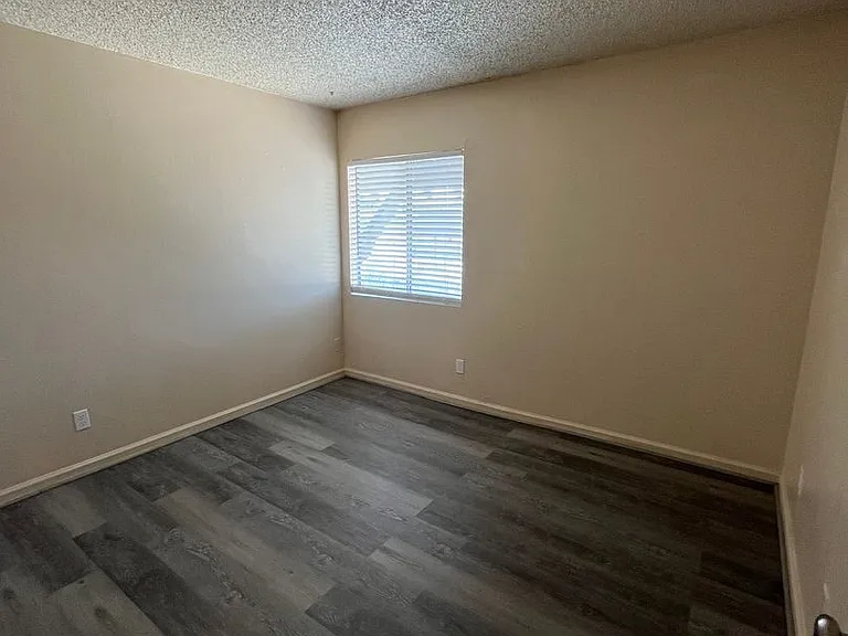 4810 N Vincent Ave — Photo 4