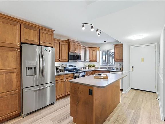 3rd image of 1640 Stickney Point Rd #40-101