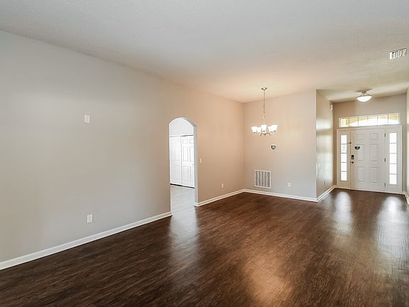 3rd image of 1811 Creekview Dr