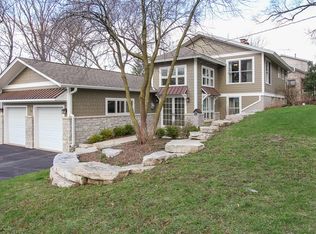 136 Tower Rd, Barrington, IL 60010