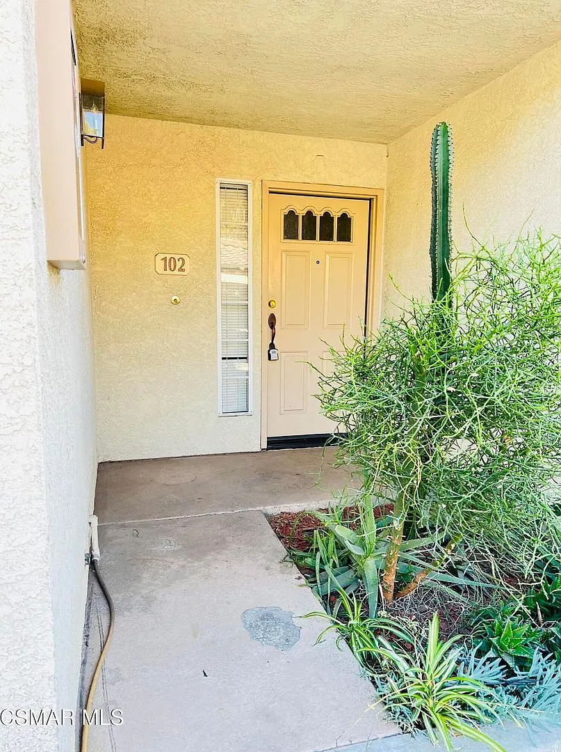 Beautiful 2 Bedroom, 2.5 Bath Townhome in Desirable Shadow Ridge Community! — Photo 1