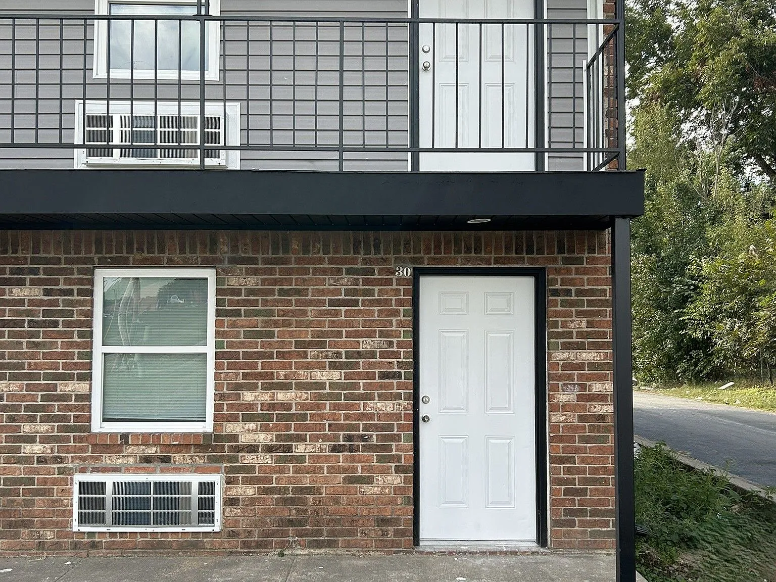 Refreshed & Move-in Ready — Photo 3