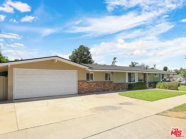 526 N Emerald Dr — Photo 1
