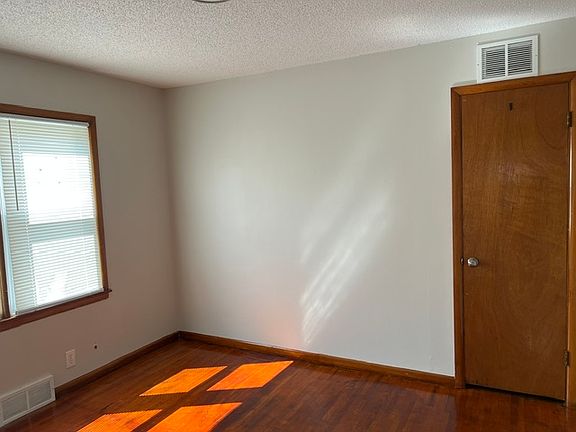 5th image of 409 Meeds Dr