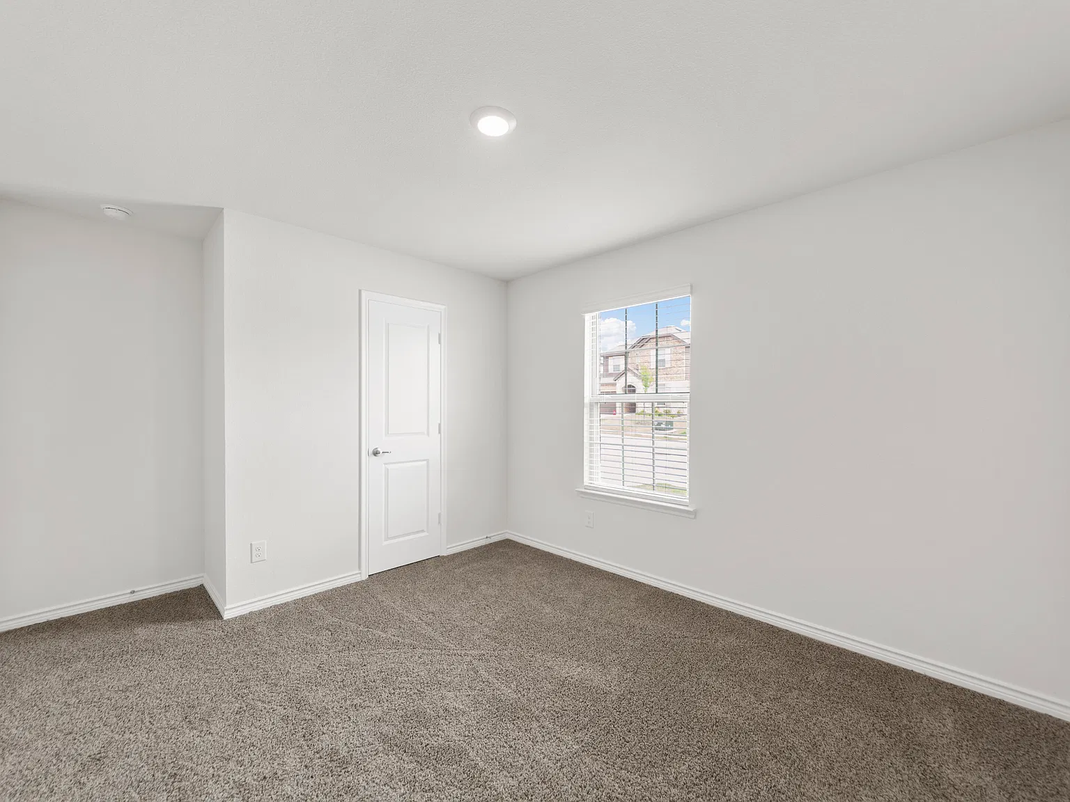 4 bed, 2014 sqft, $2,100 — Photo 4