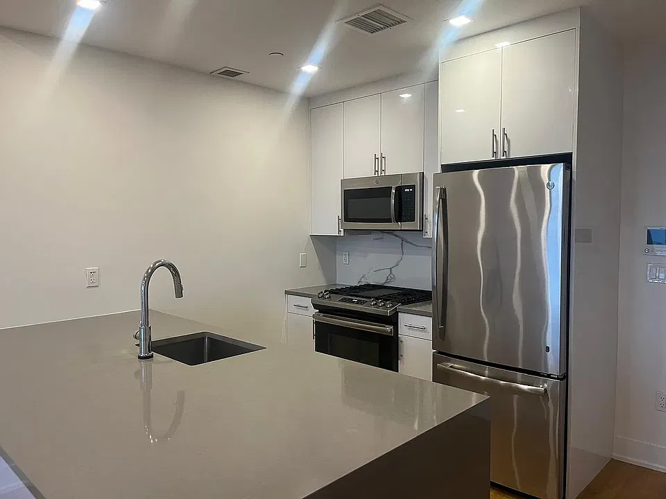 235 Hawthorne St #8A