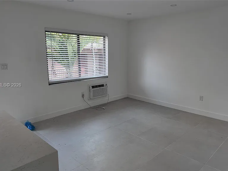 550 SW 10th St #7 — Photo 5