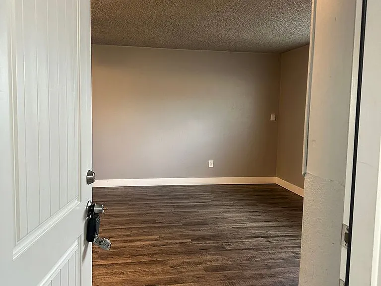 411 N 800 W — Photo 2