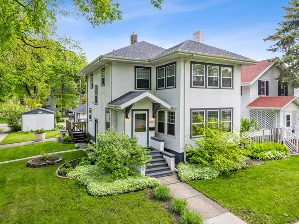 1102 10th St S, Fargo, ND 58103