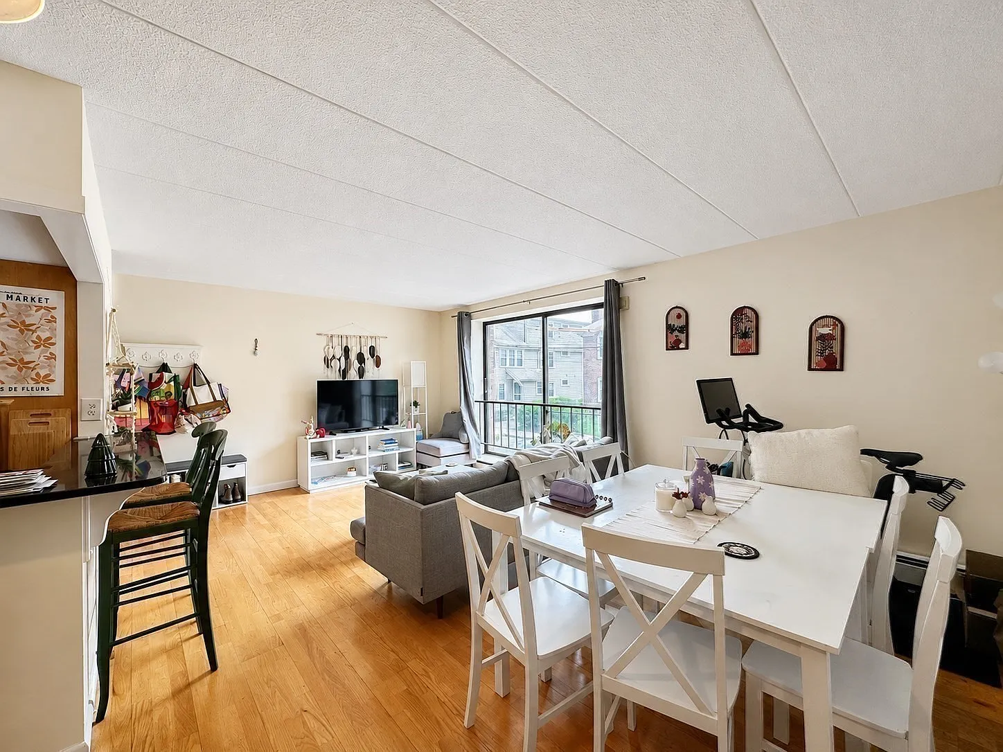 2 bed, 976 sqft, $3,900 — Photo 2