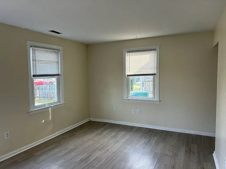 832 18th St — Photo 3
