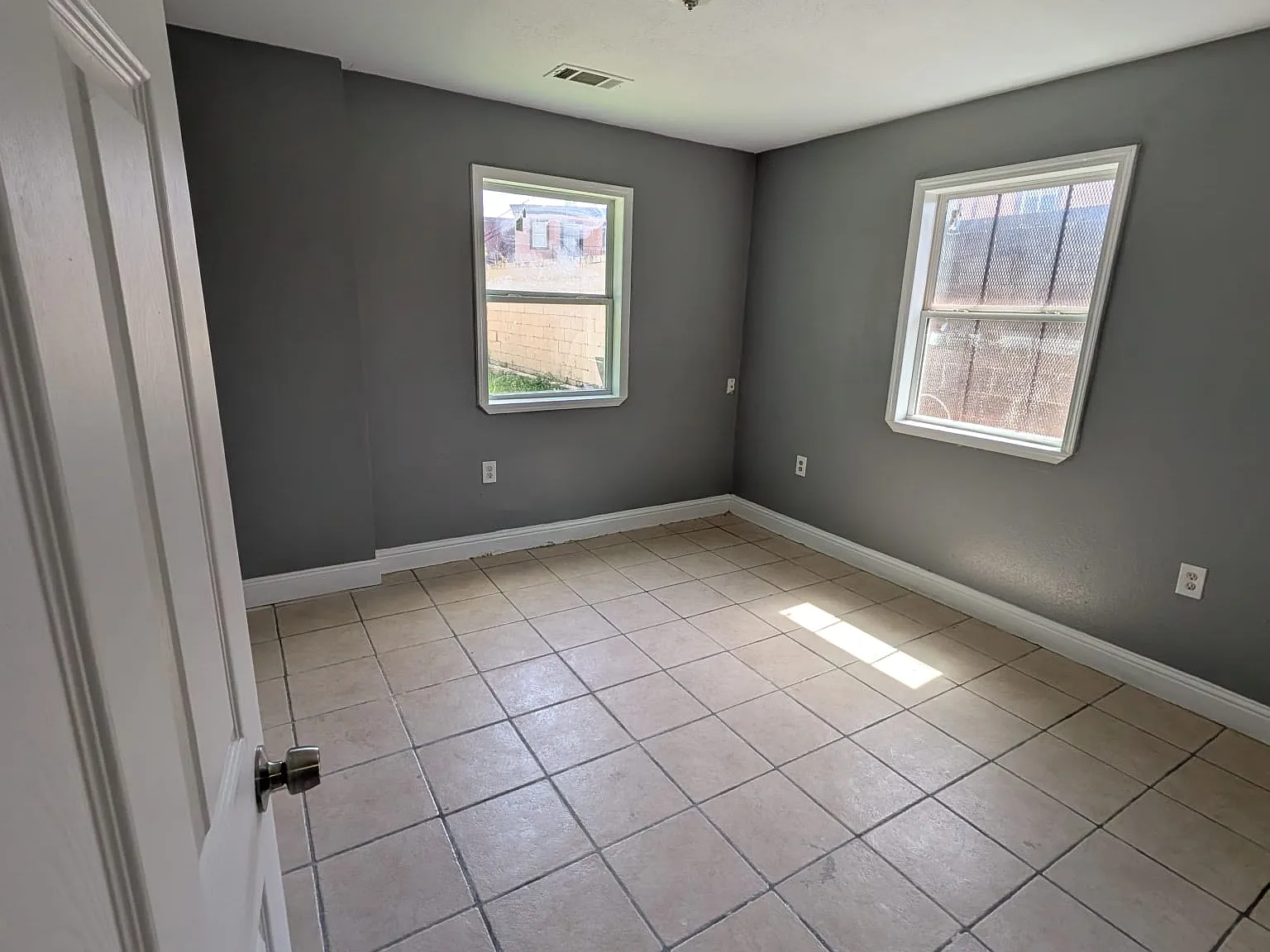 3 bed, 1100 sqft, $1,400 — Photo 3