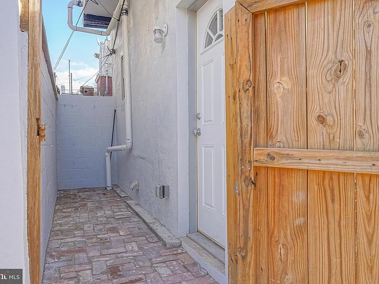 1525 Tasker St #1R — Photo 3