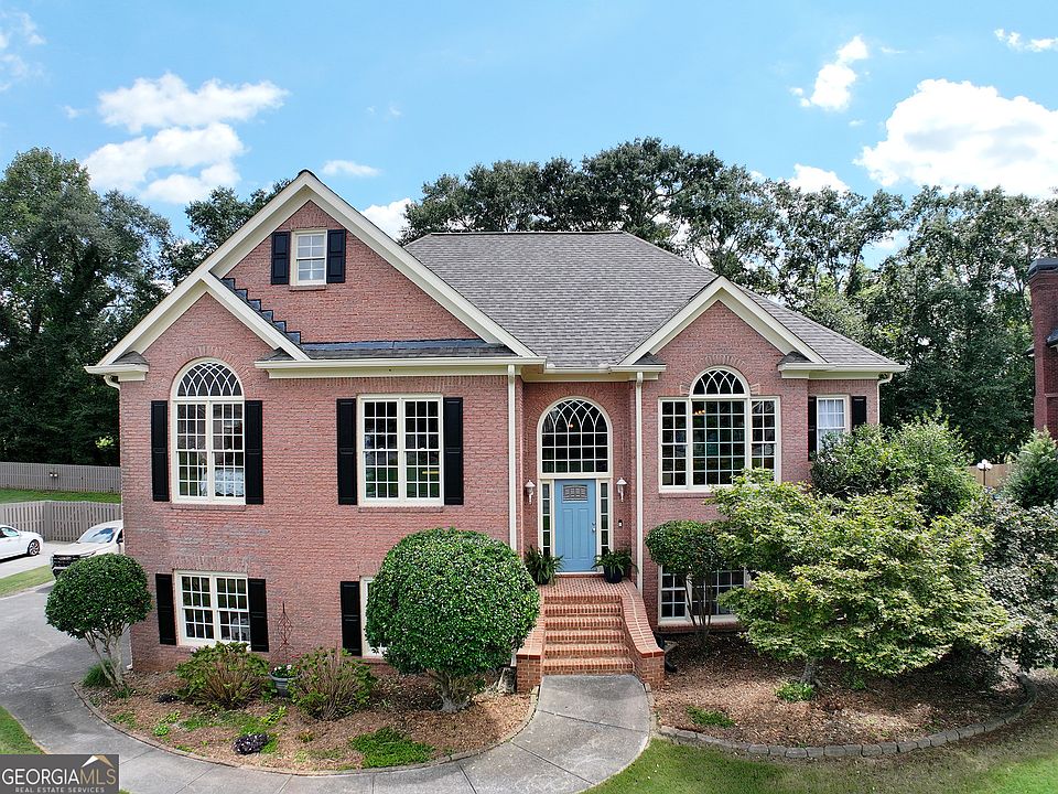1st image of 28 Hampton Ln