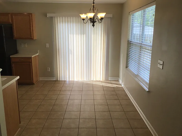 604 Sydney Ct — Photo 4