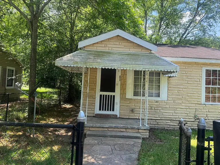 1503 Wellworth Ave — Photo 1
